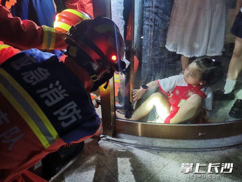 消防救援人员将缝隙扩大，最终小女孩被卡的右脚掌被安全取出。长沙晚报通讯员 谢海鹏 供图