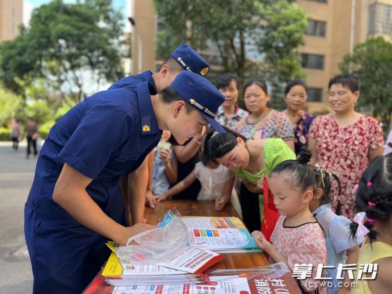 同升消防救援站消防宣传员为居民讲解消防安全知识。长沙晚报通讯员 汪洋 供图