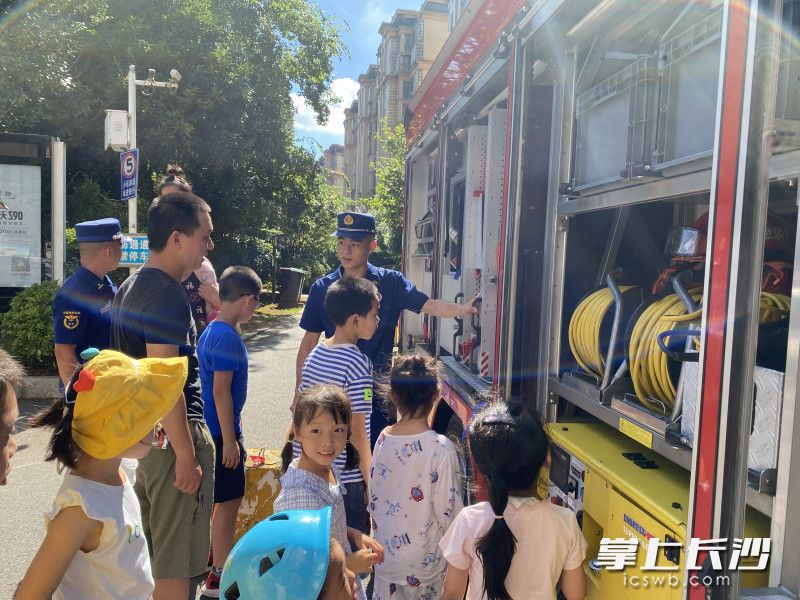 洞井消防救援站消防员为小朋友们介绍消防车上的装备。长沙晚报通讯员 胡友明 供图