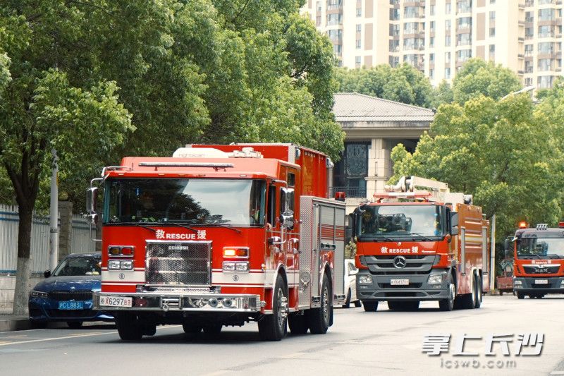 演练开始后，消防车呼啸而至，赶至“火灾”现场。