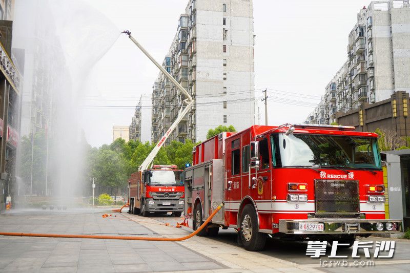 8月31日下午，雨花区消防救援大队在欧莱雅郡酒店举行消防演练。均为长沙晚报通讯员 谢海鹏 摄