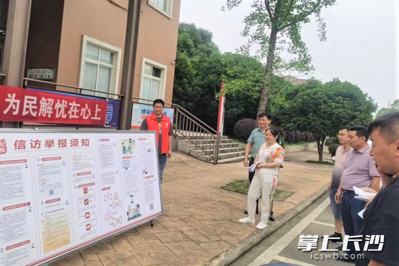 在街头巷尾最能抓住群众的眼球，宁乡夏铎铺镇纪检宣传很接地气。长沙晚报通讯员 郑伊棋 摄