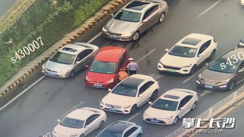 事故现场。   监控视频截图