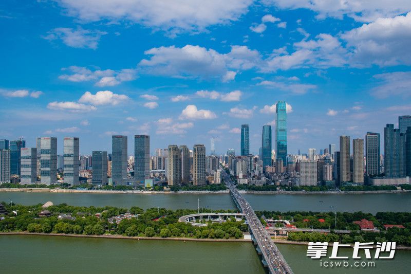 蓝天白云映星城。长沙晚报全媒体记者 邹麟 摄