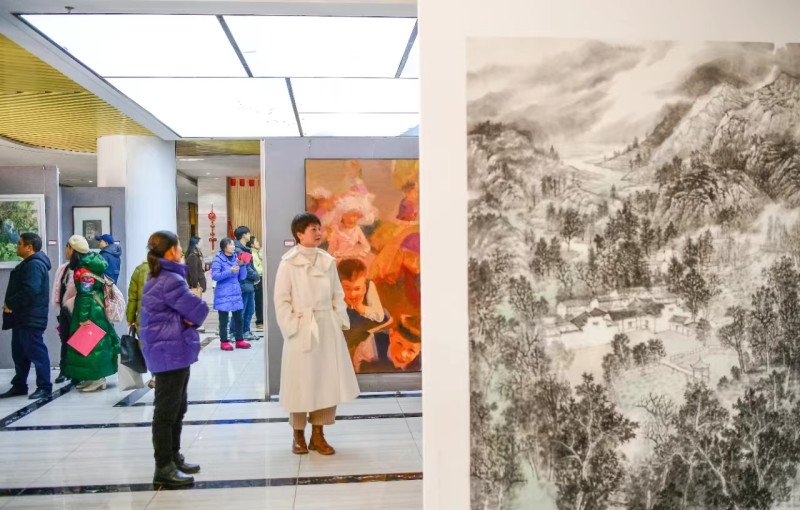 观众参观浏阳市第三十届迎春画展。主办方供图