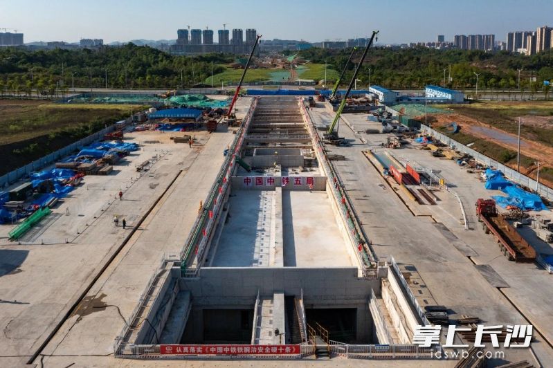 3月7日，2号线西延二期工程映日路站至梅溪湖西站右线盾构区间顺利贯通。  均为长沙晚报全媒体记者陈焕明、通讯员刘亚洲摄
