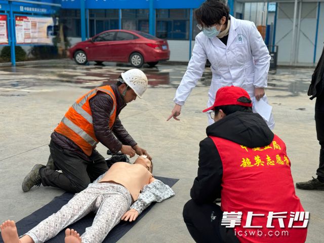 工友们正在进行心肺复苏实际操作
