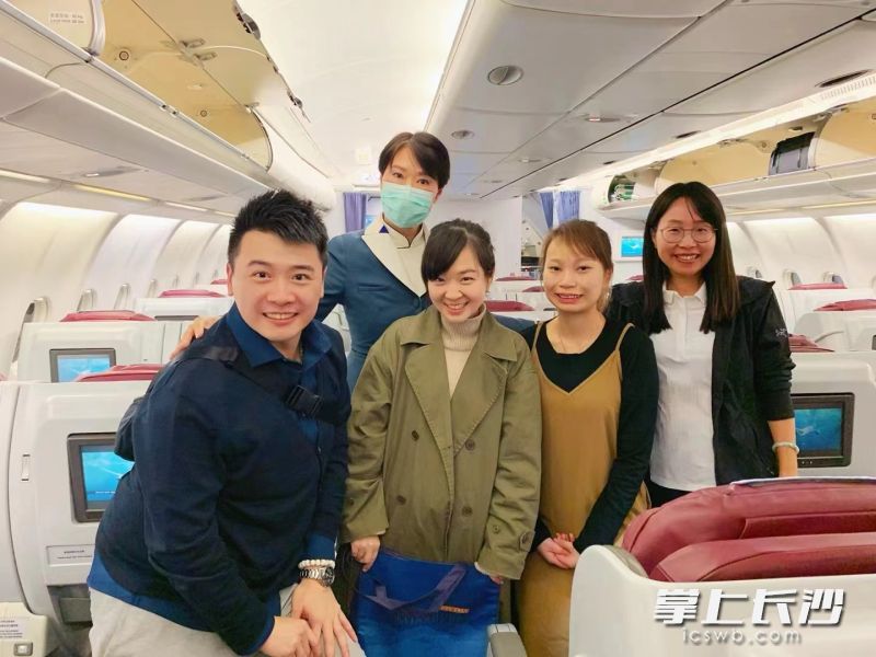 “临时救护团队”和机组人员留下了一张开心的合影,吴芳(右一)脸上流露出由衷的喜悦。 “临时救护团队”和机组人员留下了一张开心的合影,吴芳(右一)脸上流露出由衷的喜悦。