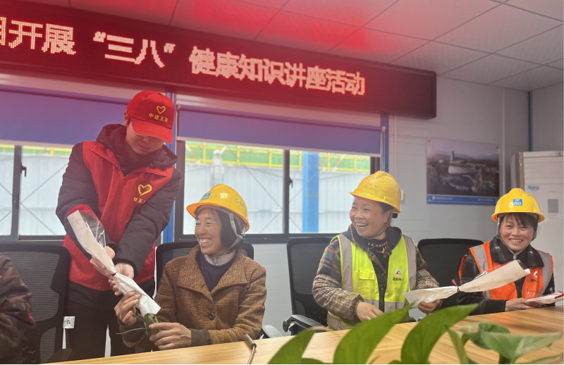 项目超英志愿者为女工友们送鲜花