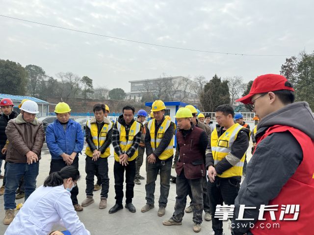 医生进行现场急救知识培训