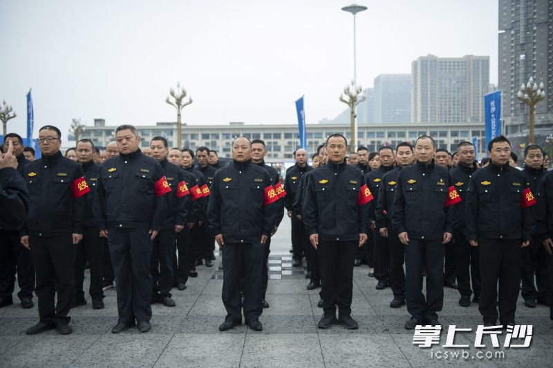 4月3日上午,“公交义警”启动仪式现场。 长沙晚报全媒体记者 黄启晴 摄 4月3日上午,“公交义警”启动仪式现场。 长沙晚报全媒体记者 黄启晴 摄