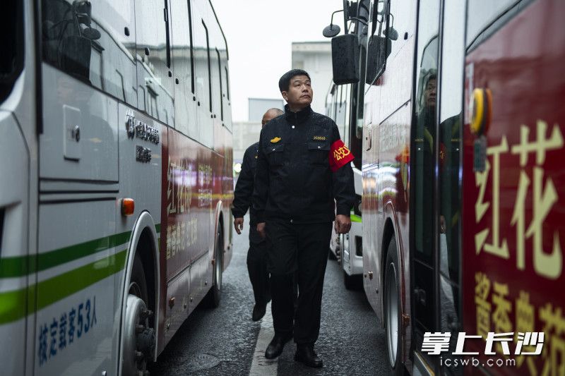 4月3日上午,长沙火车站西广场公交车站,公交义警在巡查工作。 长沙晚报全媒体记者 黄启晴 摄 4月3日上午,长沙火车站西广场公交车站,公交义警在巡查工作。 长沙晚报全媒体记者 黄启晴 摄