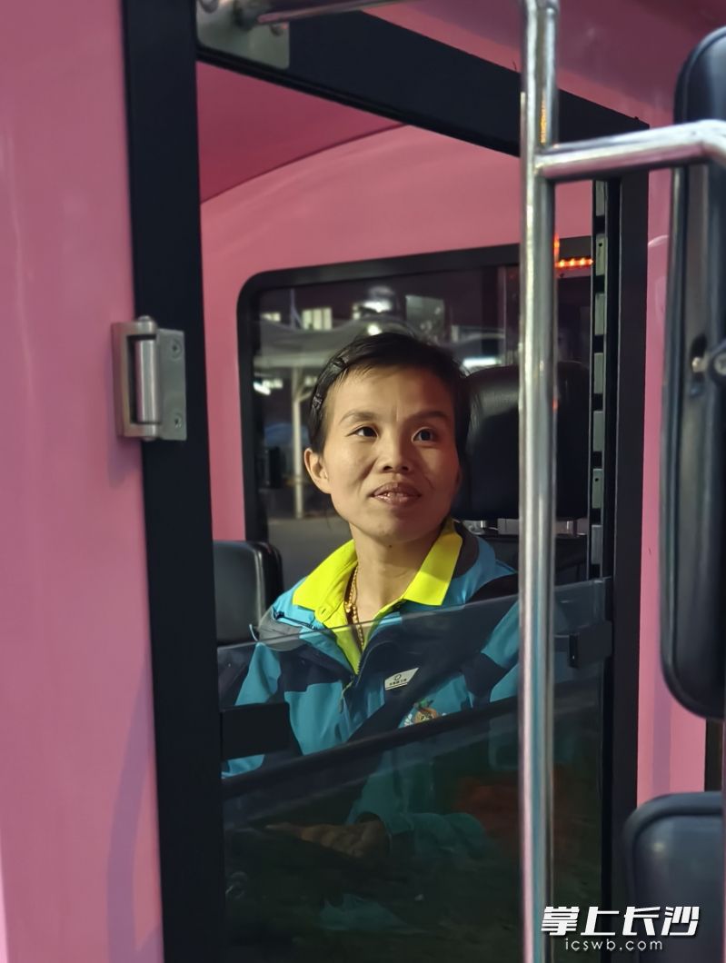 周娇在橘子洲驾驶观光小火车。 长沙晚报通讯员 严鑫 摄