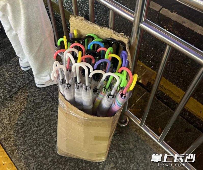 市民给游客准备的伞。 市民给游客准备的伞。