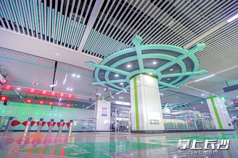 灵官渡站采用“轮舵盘”的造型点名主题，将历史符号呈现在天花板上。  长沙地铁供图