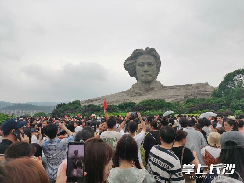 6月9日，端午小长假第二天。下午，橘子洲景区人如潮涌。明天端午节，恰逢高考结束后首日，预计橘子洲景区将迎来客流高峰。景区提醒，入园须在网上提前预约。长沙晚报全媒体记者 贺文兵 摄