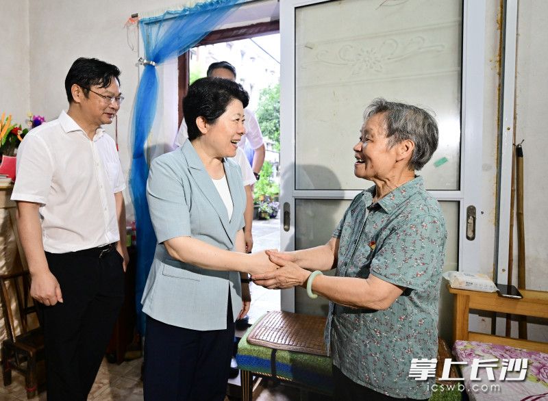 7月1日，省委常委、市委书记吴桂英在天心区走访慰问老党员邓惠芬。