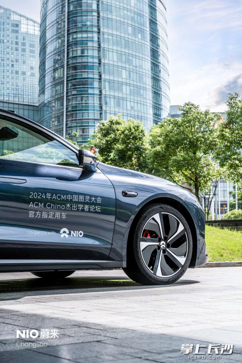 车身上有大会指定用车字样的蔚来et7。  均为蔚来供图