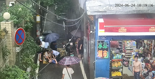 视频监控拍到了暴雨中接力救人的一幕。