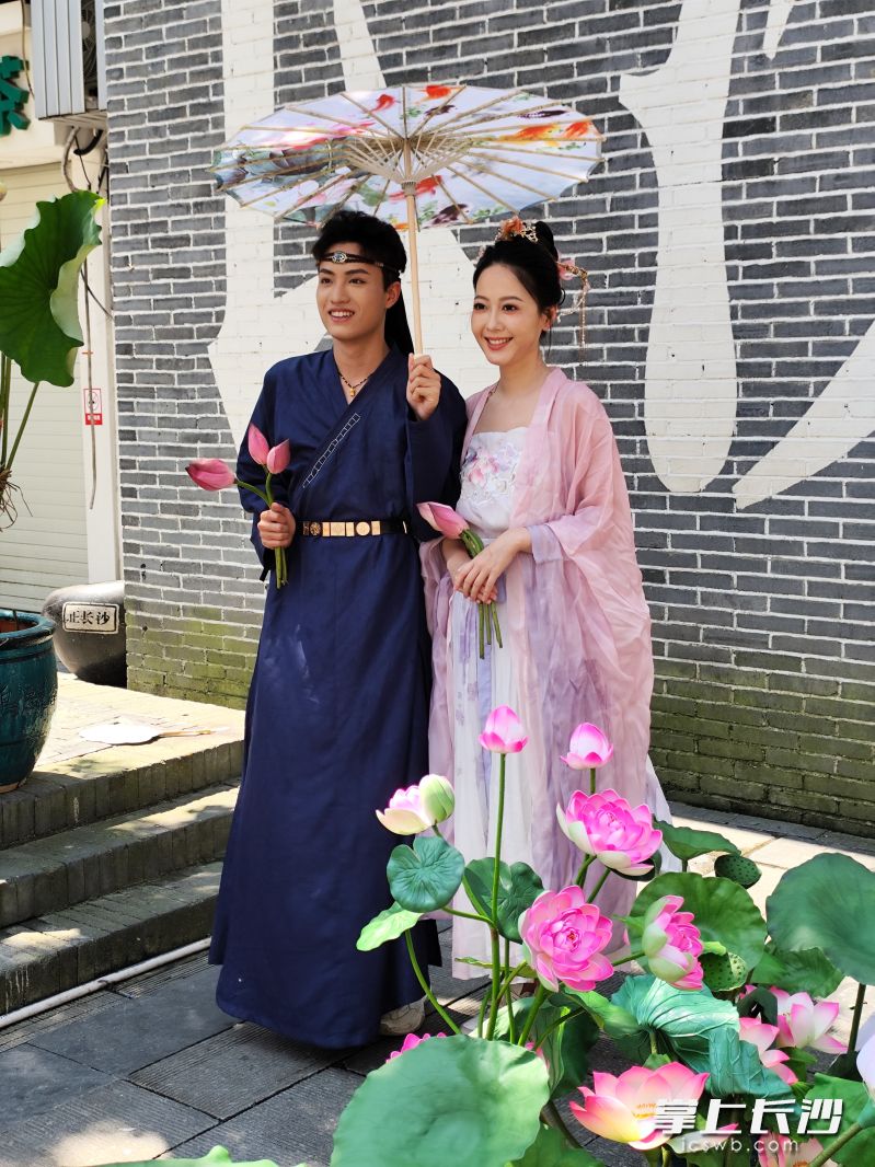 市民游客与荷花合影。  均为主办方供图