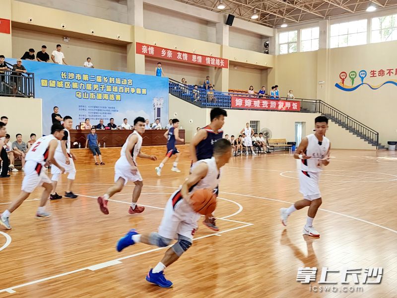  三分线外的远篮投中、一个个龙虎般跳起精彩抢断、一次次篮下抢板补篮得分，不时引起热烈的掌声和欢呼声。