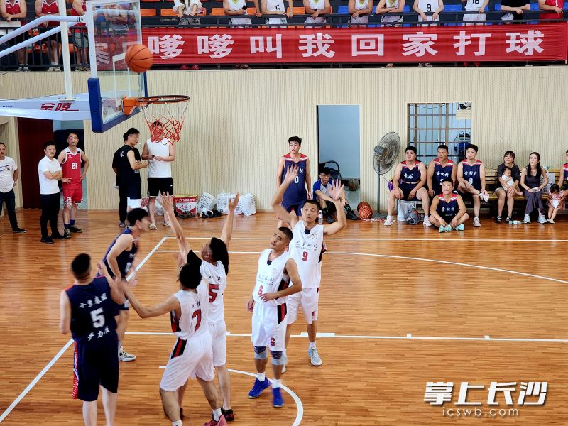 乌山街道村级篮球争霸赛火热进行中。均为晚报通讯员 彭建家 摄