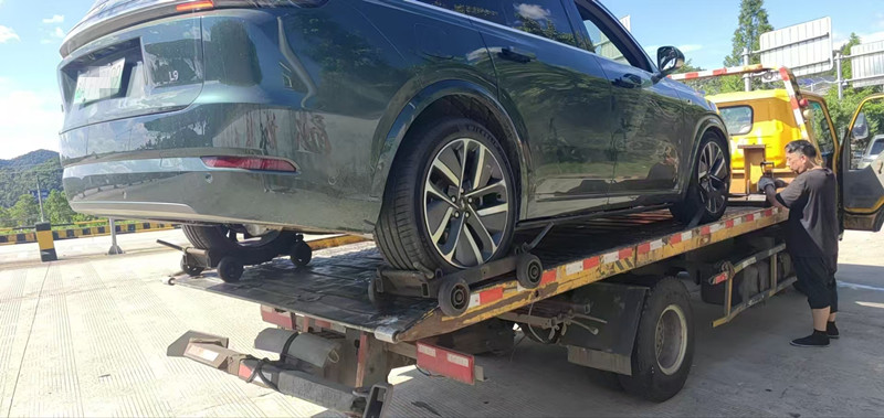 在高速上骤停且无法重启的理想l9被拖走。 车主供图