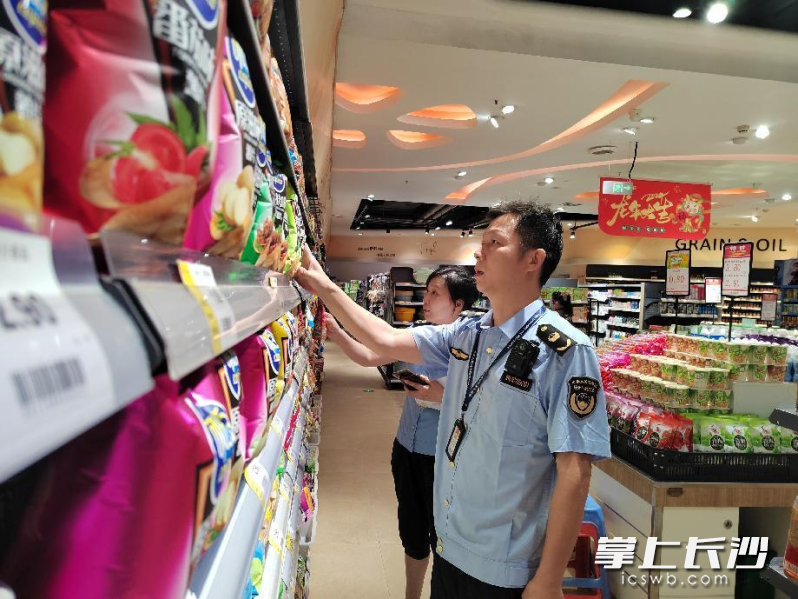 芙蓉区行政执法局执法人员正在商场开展执法检查。  长沙晚报通讯员 万妍 摄