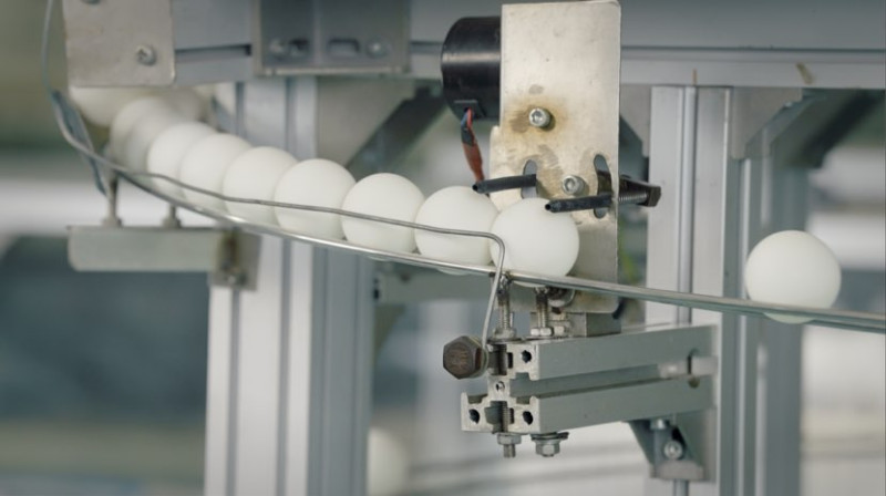 乒乓球从任意向出球机滑出，接受重心稳定性检测。