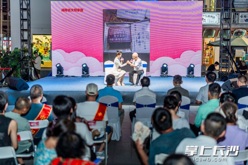 胡爹给年轻朋友们展示篆刻的七夕祝福章。 均为长沙晚报全媒体记者李卓摄 胡爹给年轻朋友们展示篆刻的七夕祝福章。 均为长沙晚报全媒体记者李卓摄