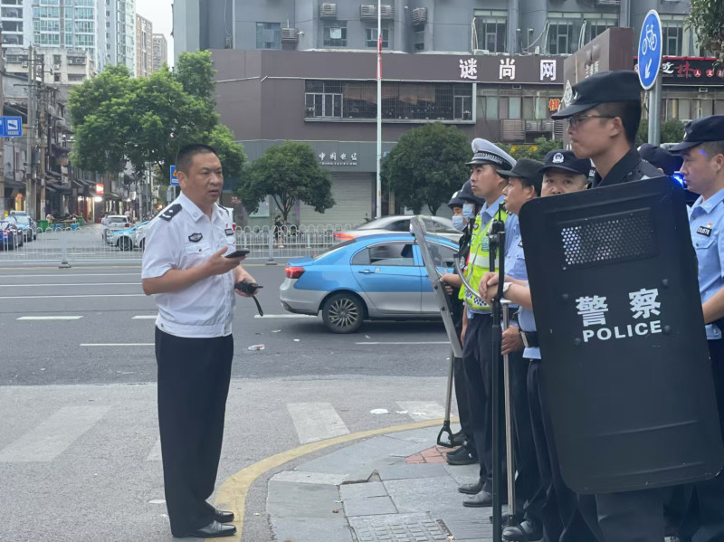 梁晓国在部署工作。 梁晓国在部署工作。