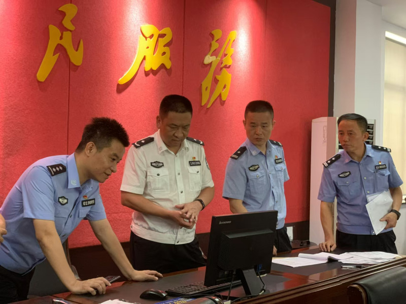 梁晓国在部署工作。 梁晓国在部署工作。