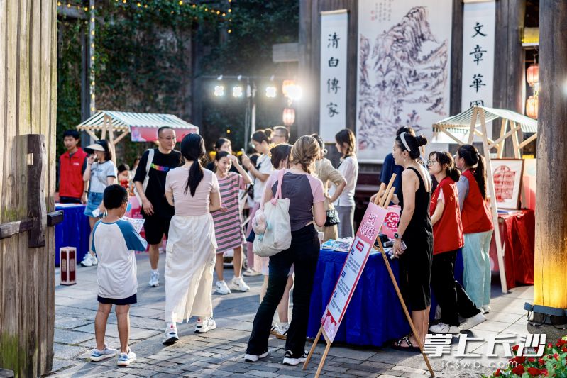 市民游客在潮宗街上打卡寻宝。 市民游客在潮宗街上打卡寻宝。