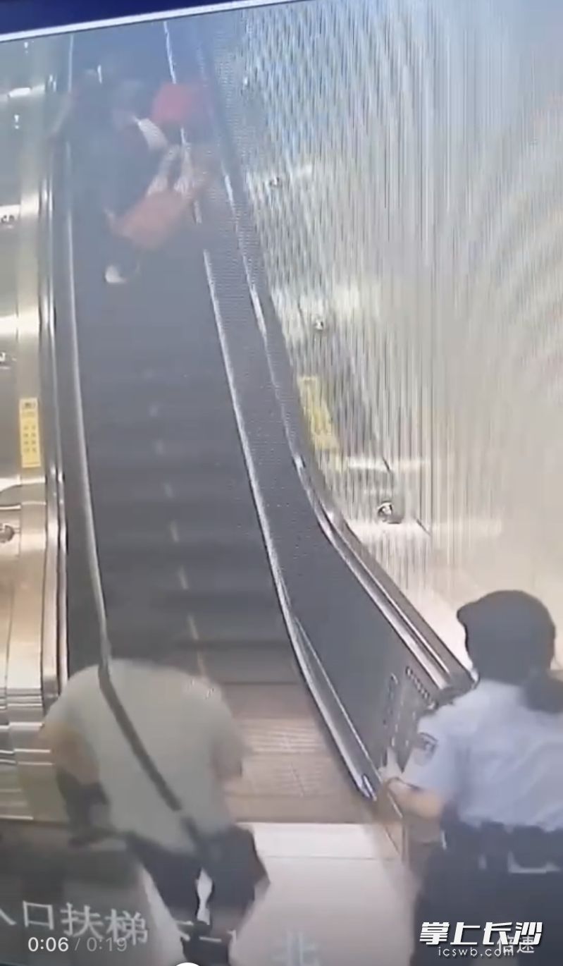 千钧一发之际，她按下了暂停按钮，成功救下女孩。长沙晚报通讯员 邵青 供图