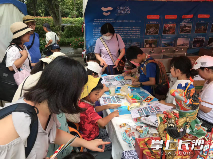 日本民众参观长沙非遗。