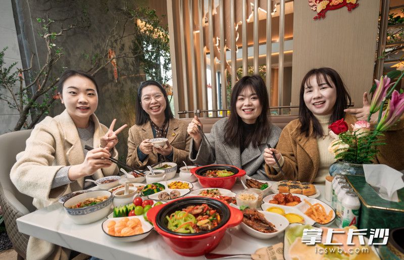 三五好友约场“养生局”，在按摩推拿中放松身心。