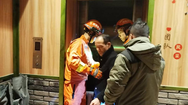 消防员积极营救故障电梯被困人员。 长沙晚报通讯员 李浩 摄