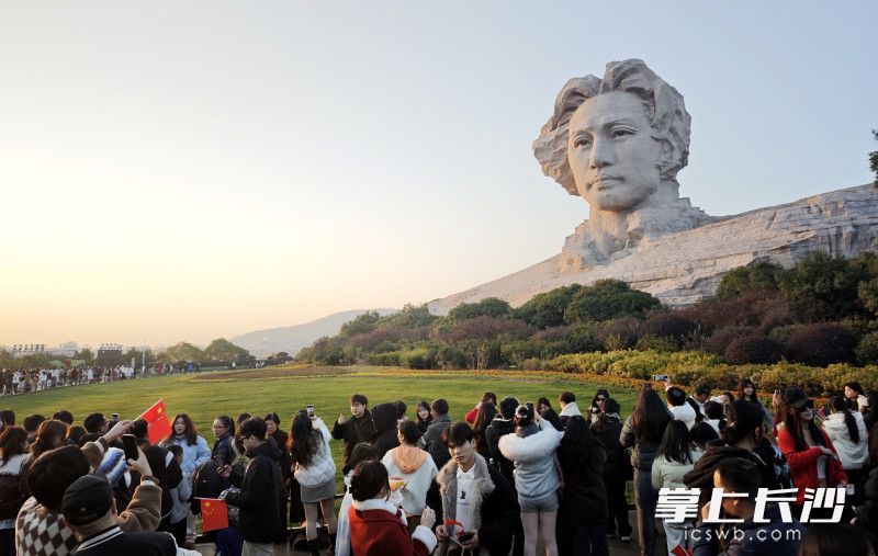 橘子洲头游客如潮，长沙旅游魅力无限。 均为长沙晚报全媒体记者贺文兵摄