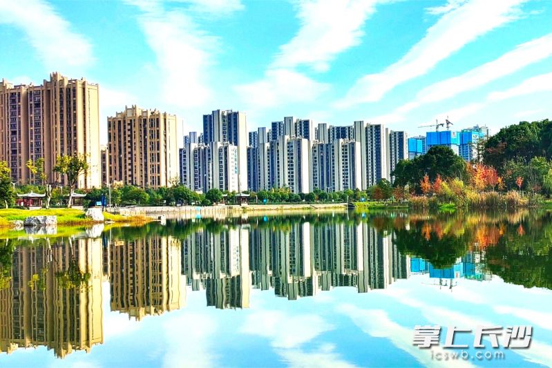 在优美的湖光山色之中，新建的住宅楼成为宁乡市民的安居地。受访方供图