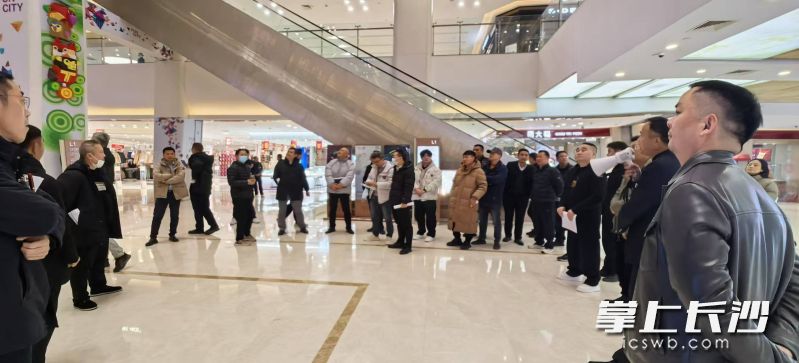 现场指导大型商超安全生产负责人如何做好安全防范。 通讯员供图