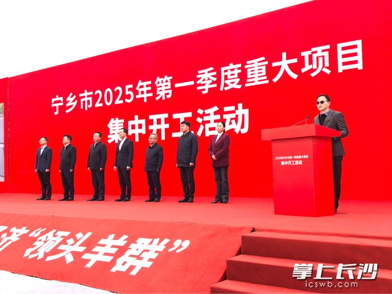 在新锋科技总部及智能制造基地项目开工现场,湖南新锋科技有限公司董事长魏秋平(右一)激情洋溢地介绍项目前景。 长沙晚报全媒体记者 张禹 摄 在新锋科技总部及智能制造基地项目开工现场,湖南新锋科技有限公司董事长魏秋平(右一)激情洋溢地介绍项目前景。 长沙晚报全媒体记者 张禹 摄