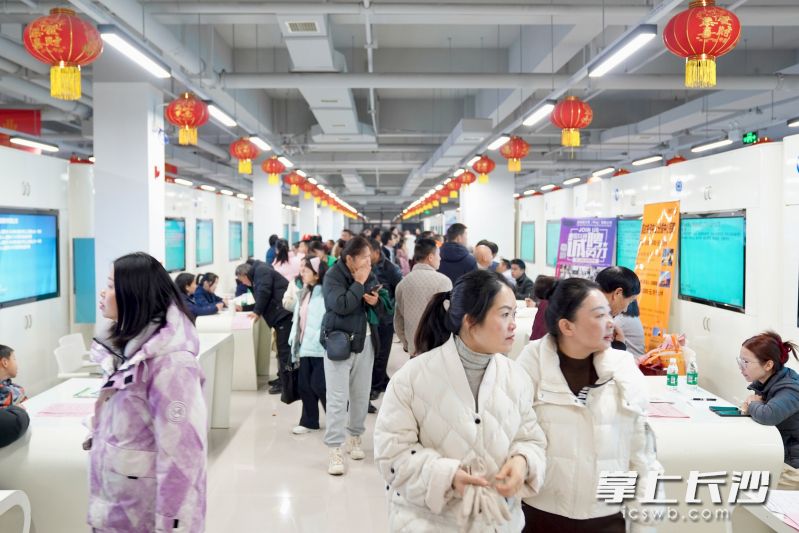 本次招聘会吸引了20余家粤港澳大湾区知名企业，为应聘者提供近5000个工作岗位。