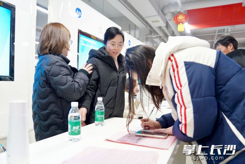 “太好了！我过完年就去广东公司上班。”家门口招聘会迎来了诸多广东知名企业，一位求职者成功应聘并现场签约。