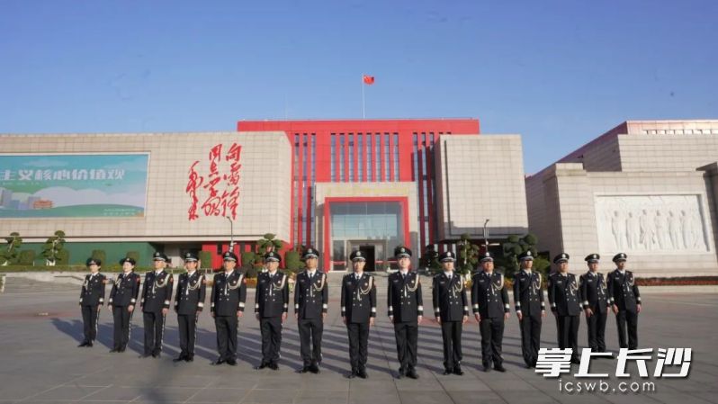 长沙市公安局高新区分局雷锋派出所民警合影。图片均为长沙晚报通讯员 管崇淅 提供