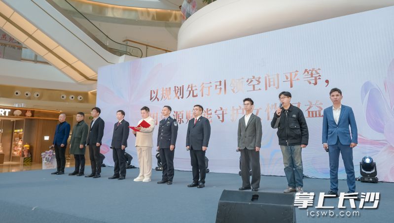 10名代表立足岗位职责，聚焦女性权益保障与服务升级，纷纷对女性友好城区建设作出郑重回应。