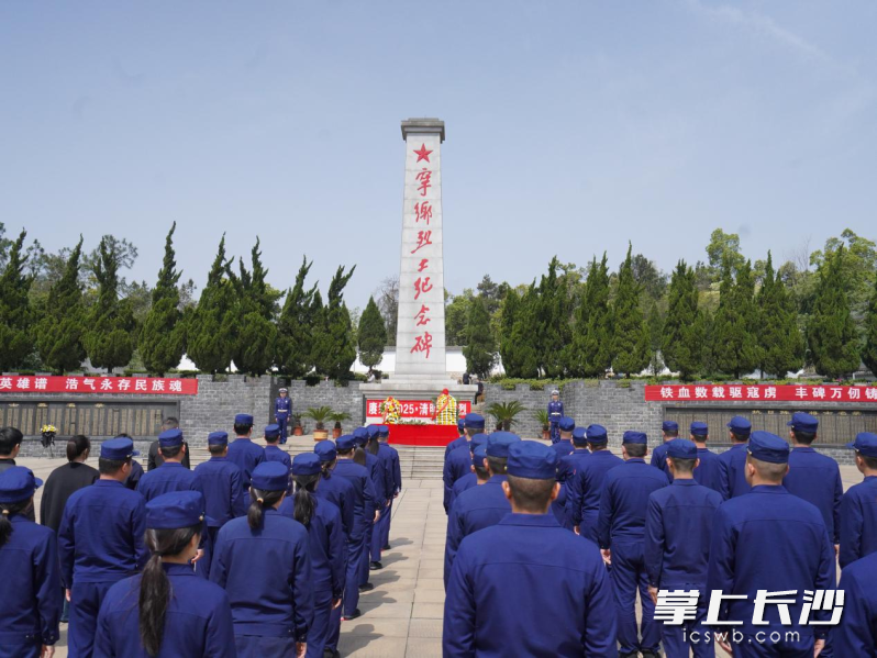 图为祭扫英烈的场景。长沙晚报通讯员 刘宇翔 摄
