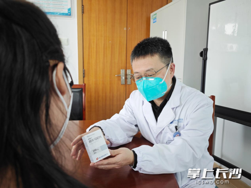 湖南省胸科医院的医生在指导患者如何正确使用世界卫生组织推荐的抗结核病新药普托马尼片。通讯员供图