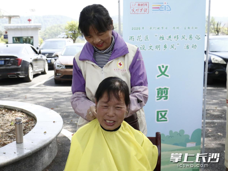 义剪志愿服务队的队员们正给乡亲们理着清爽的发型。 均为 通讯员 易帅 摄