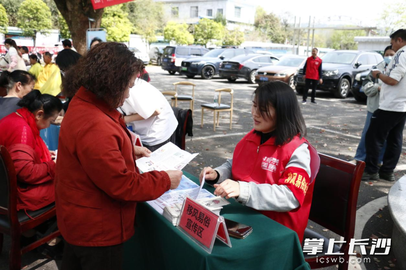 志愿者在宣传移风易俗。