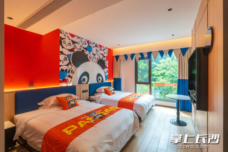 其中一栋由闲置农居改造的亲子主题套房尤为吸睛,小猴子、狮子等动物元素融入装修,配套儿童游乐区,成为家庭游客“打卡点”。 其中一栋由闲置农居改造的亲子主题套房尤为吸睛,小猴子、狮子等动物元素融入装修,配套儿童游乐区,成为家庭游客“打卡点”。